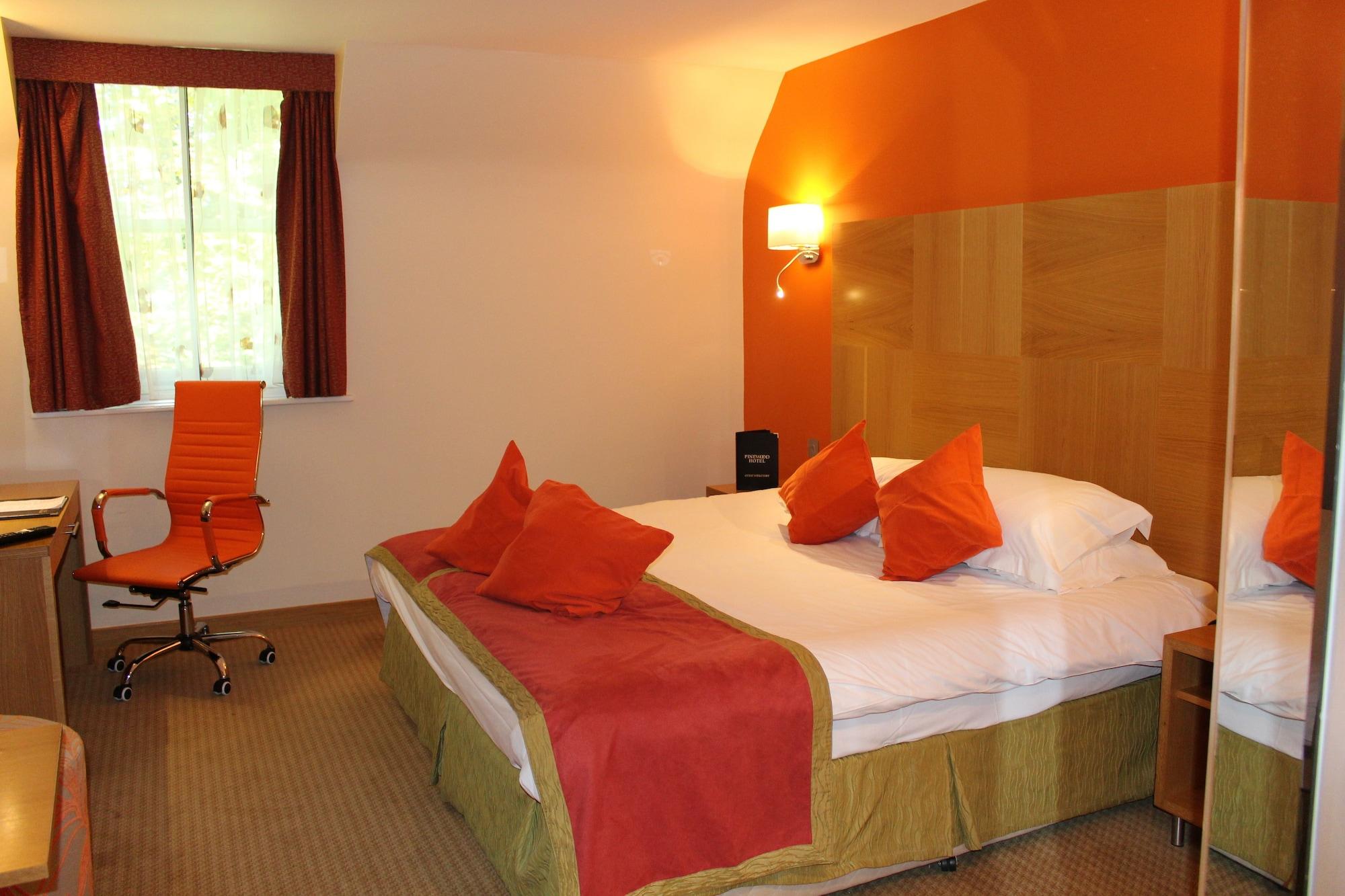 เดอะไพน์วู๊ดโฮเต็ล Hotel สลาว ภายนอก รูปภาพ
