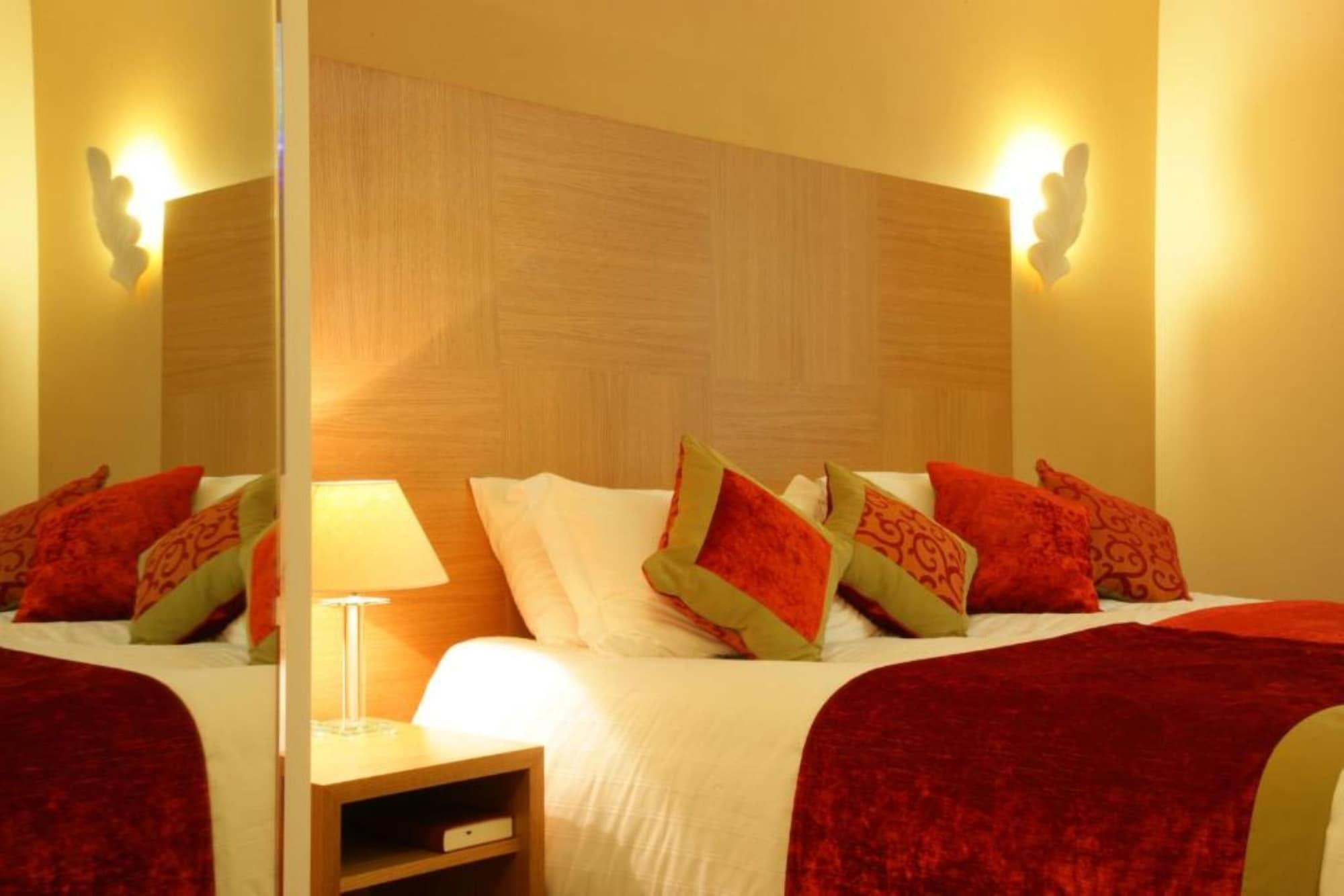 เดอะไพน์วู๊ดโฮเต็ล Hotel สลาว ภายนอก รูปภาพ