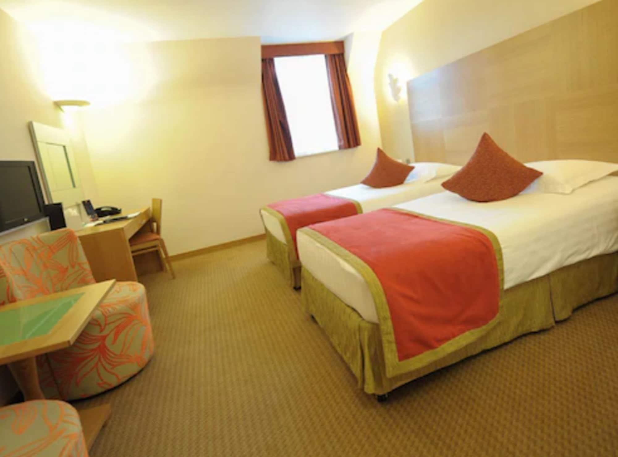 เดอะไพน์วู๊ดโฮเต็ล Hotel สลาว ภายนอก รูปภาพ