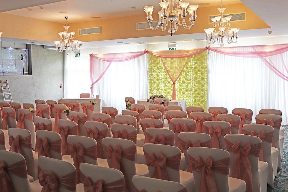 เดอะไพน์วู๊ดโฮเต็ล Hotel สลาว ภายนอก รูปภาพ